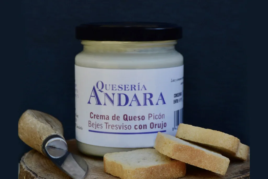 Crema de queso Picon orujo sobre tocon con panecillos de untar
