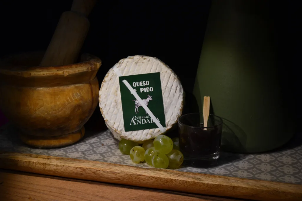 Queso Pido Cabra acompañado d emortero y uvas