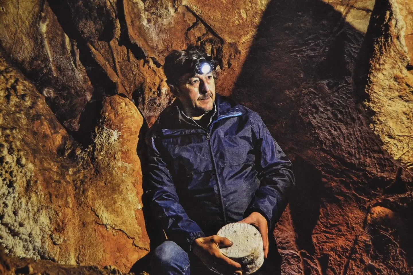 Quesero recogiendo queso de cueva